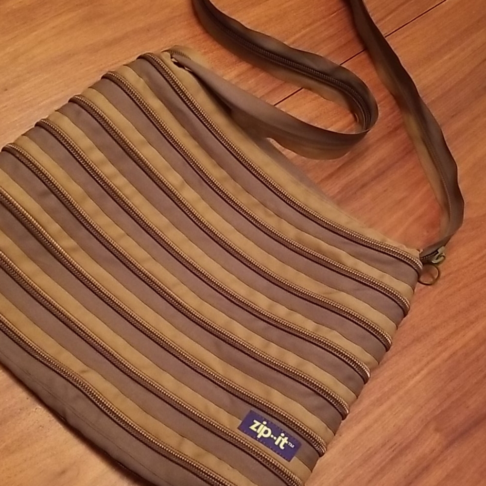 Zip it olive zip it crossbody purse! So FUN!